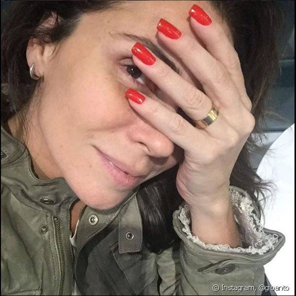 No Instagram, Giovanna Antonelli publicou o esmalte queridinho da semana: o clássico vermelho aberto e bem vibrante, com acabamento cremoso